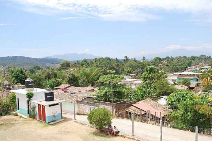 Vista das casas a partir da torre sineira da igreja paroquial- Sítio arqueológico pré-hispânico na Costa Chica de Guerrero, em Xochistlahuaca, México - AlejandroLinaresGarcia /wikimédia Commons
