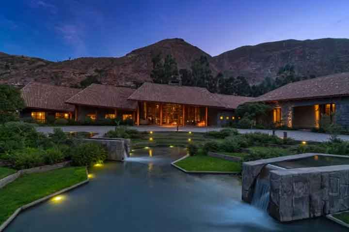 11º) Tambo del Inka, Peru: Este resort, localizado no Vale Sagrado dos Incas, em Cusco, oferece estação de trem exclusiva para Machu Picchu e apresentações exclusivas de música andina durante as refeições.