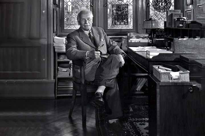 Para ele, o inconsciente nÃ£o se limitava a isso, mas continha tambÃ©m imagens e experiÃªncias universais compartilhadas por toda a humanidade - o que ele chamou de inconsciente coletivo.
