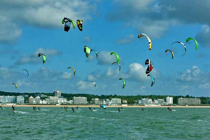 Kitesurf, kiteboarding, originalmente flysurfing,, esporte aquático - Julien Gazeau /Wikimédia Commons