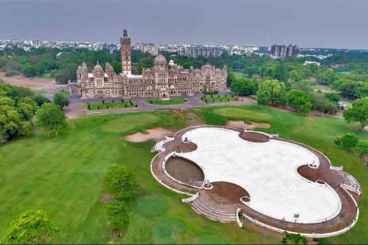 Trata-se do Lakshmi Vilas Palace, localizado em Vadodara, cidade situada às margens do rio Vishwamitri.