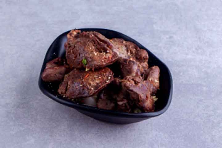 As vitaminas do complexo B, sobretudo B3, B6 e B12, também aparecem em níveis relevantes, com o papel de auxiliar no metabolismo energético, produção dos glóbulos vermelhos e manutenção do tecido nervoso. 
