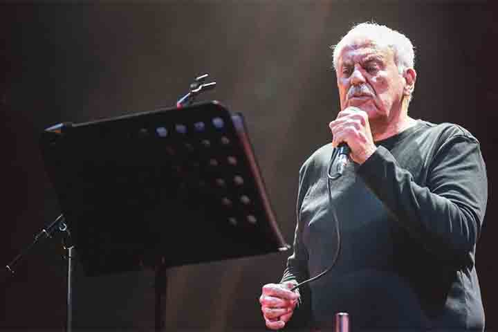 Já Danilo Caymmi, flautista, cantor e compositor, herdou do pai o lirismo e a delicadeza, mantendo viva a sonoridade praieira que sempre caracterizou a família.