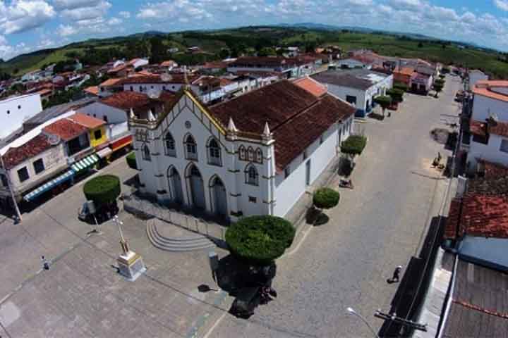 <p>São Miguel das Matas (Bahia) – Situada no centro-sul baiano, integra a microrregião de Santo Antônio de Jesus e tem economia baseada na agricultura familiar. Com cerca de 12 mil habitantes e área aproximada de 194 km², destaca-se pelo cultivo de mandioca e café, além das festas religiosas.</p>
