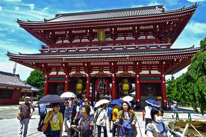 Havia uma cultura de que o objeto seria um adorno para as mulheres, muito por conta de serem cheios de rendas e enfeites. Os homens, por sua vez, utilizavam pastas e jornais como objetos de proteÃ§Ã£o em dias chuvosos.