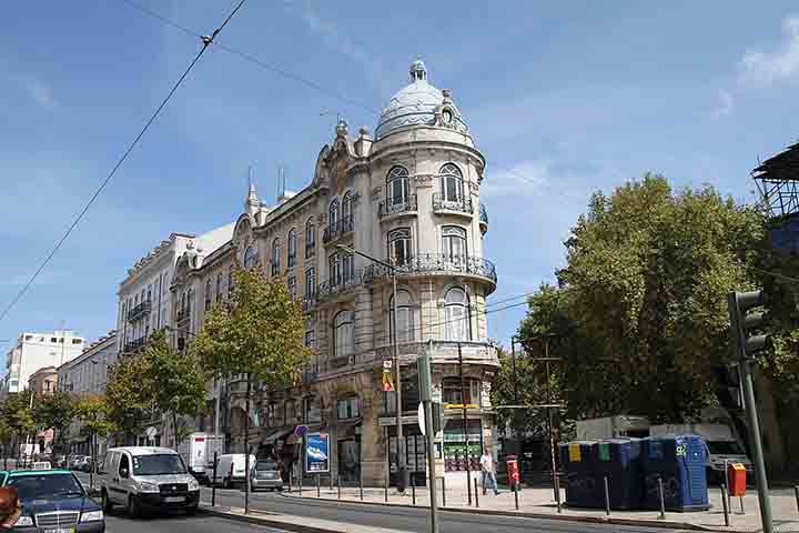 12º) Anjos, Lisboa (Portugal): Sendo um bairro de entrada de imigrantes, Anjos se tornou um caldeirão cultural diversificado, famoso pela diversidade gastronômica e galerias de arte independentes. 
