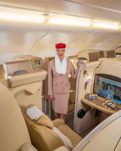 1987 – Dois anos depois, a Emirates atualizou o figurino, introduzindo paletós bege trespassados com botões dourados e saias mais longas com pregas acentuadas. O chapéu vermelho com véu, já icônico, foi mantido, e os comissários continuaram com o traje anterior. 
