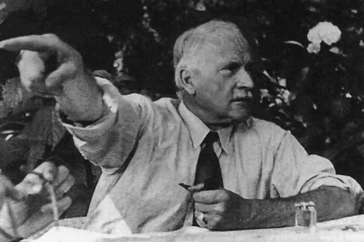 No entanto, a relação entre os dois começou a se distanciar quando Jung passou a discordar da ênfase freudiana em conteúdos reprimidos de ordem pessoal como principal força da psique. 
