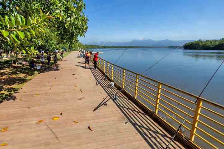 AlÃ©m disso, a cidade celebra anualmente a Festa de IemanjÃ¡, em dezembro, reunindo milhares de fiÃ©is nas praias Mirim e CaiÃ§ara. 