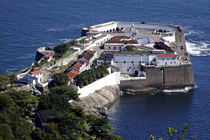 A Fortaleza de Santa Cruz da Barra é um dos principais pontos de defesa da Baía de Guanabara. Ela, no momento, oferece visitas guiadas e belas vistas.