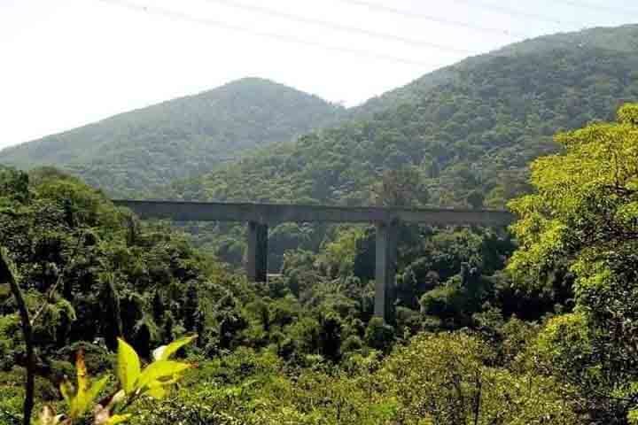 O Aqueduto do Barata está localizado no Núcleo Piraquara da Trilha Transcarioca, que faz o transporte de água para o abastecimento da CEDAE, Companhia Estadual, de parte da cidade.