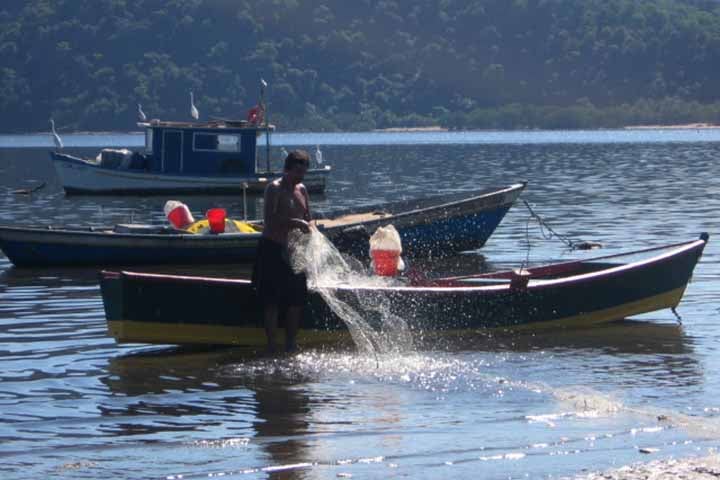 A Praia das Pedrinhas é localizada na Baía de Guanabara, sendo um dos pontos turísticos mais procurados para contemplar o pôr-do-sol.