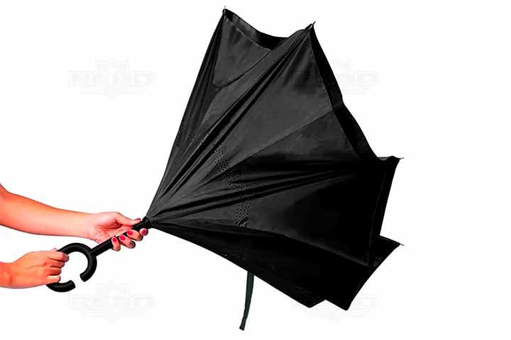 Acessórios volumosos ou pontiagudos, como correntes pesadas, mochilas grandes e guarda-chuvas de cabo rígido, devem ser evitados. Para lidar com o clima, prefira capas de chuva plásticas e bonés. O foco deve ser o conforto, evitando qualquer objeto que tome o espaço de outros espectadores.