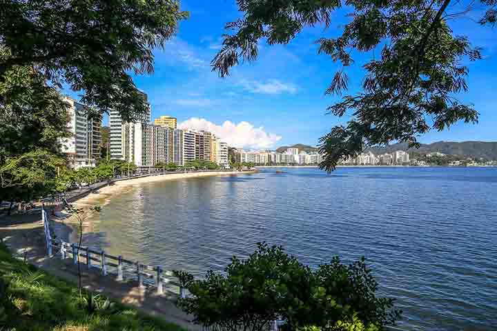 No século XX, a cidade experimentou crescimento na atividade portuária e no setor naval. Atualmente, Niterói é uma cidade vibrante, conhecida por sua rica herança cultural e por sua importância como centro econômico e cultural da região. 