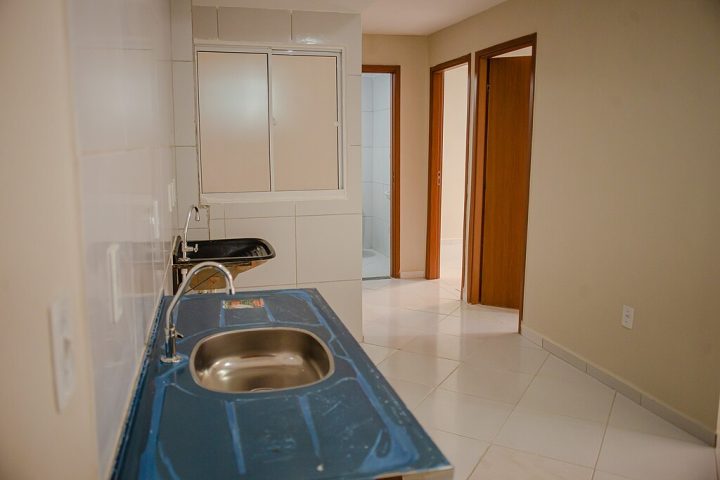 Em seguida, o primeiro depósito será liberado na conta informada. A pessoa deverá enviar fotos que comprovem o andamento da obra para que o restante do crédito seja depositado.