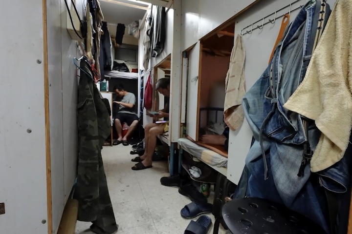 São verdadeiros microespaços sem janelas, com banheiros minúsculos e cozinhas compartilhadas. 