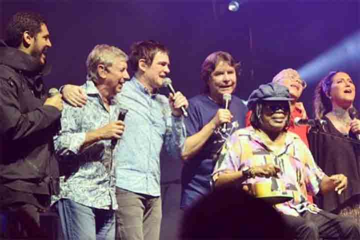 A parceria com Samuel Rosa e Nando Reis na canção “Dois Rios”, gravada pelo Skank, marcou sua reaproximação do grande público. Em seguida, lançou o álbum “Um Dia e Meio”, de 2003, retomando o vigor criativo que o consagrou.
