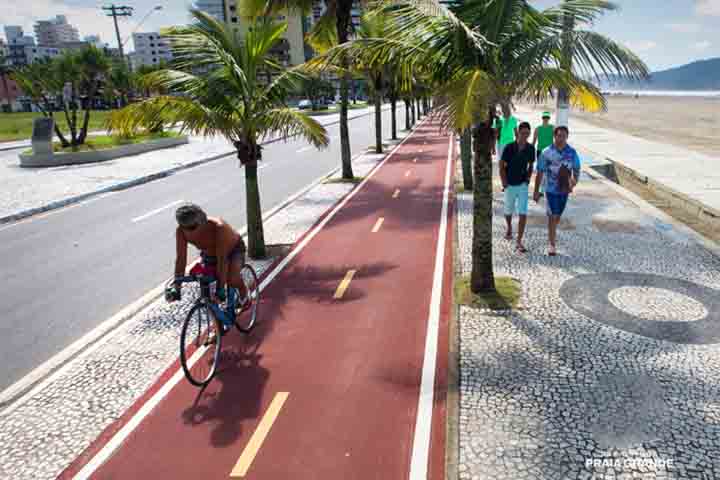 Além disso, a cidade é referência em mobilidade sustentável, visto que possui 100 km de ciclovias e uma faixa contínua de 22,5 km à beira-mar.