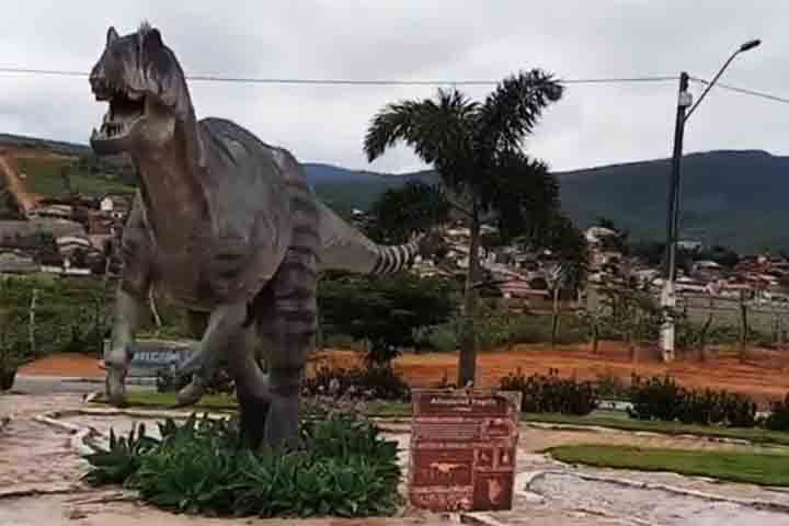 A cidade tem o NÃºcleo PaleontolÃ³gico de Santa InÃªs, que conta com o Museu dos Dinossauros (MUSINÃ?S), que abriga e expÃµe esculturas e outros materiais relacionados Ã  era dos dinossauros. 