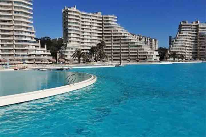 A maior piscina do mundo, chamada Lagoa de Cristal, conta com áreas exclusivas para cada prédio, separadas por barreiras de concreto.
