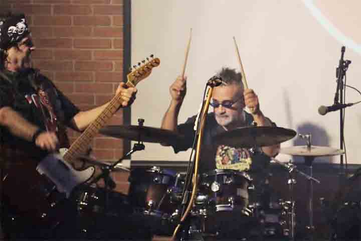 Paralelamente à crítica, Regis mantém sua veia de músico. Atualmente, ele é baterista na banda de pós-punk Muzak.
