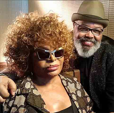 Autodidata, teve facilidade em aprender outros instrumentos como cavaquinho e guitarra. Após passar por diversos ofícios, entre eles técnico de ar condicionado, iniciou sua carreira na música na década de 1970, como guitarrista em bailes e casas noturnas.