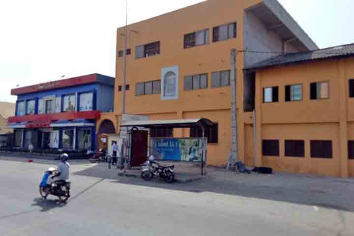 A paisagem é diversa, indo de planícies costeiras ao sul até colinas e savanas no norte. 