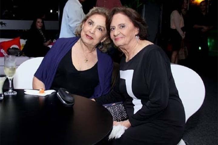 A carreira profissional da atriz começou aos 15 anos, em 1942, nas radionovelas da Rádio Cosmos. Por lá, Laurinda de Jesus Cardoso aprendeu a usar a voz e ganhou o nome artístico 