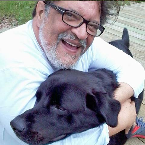 O ator curitibano Luís Melo é conhecido pela versatilidade de sua carreira, que abrange atuações marcantes no teatro, na televisão e no cinema.