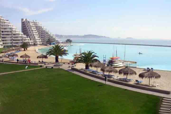 Entre as maiores piscinas do mundo, além da Lagoa de Cristal, estão a The Orthlieb Pool, no Marrocos, a CityStars Sharm El Sheikh, no Egito, e a Mahasamutr Lagoon, na Tailândia.