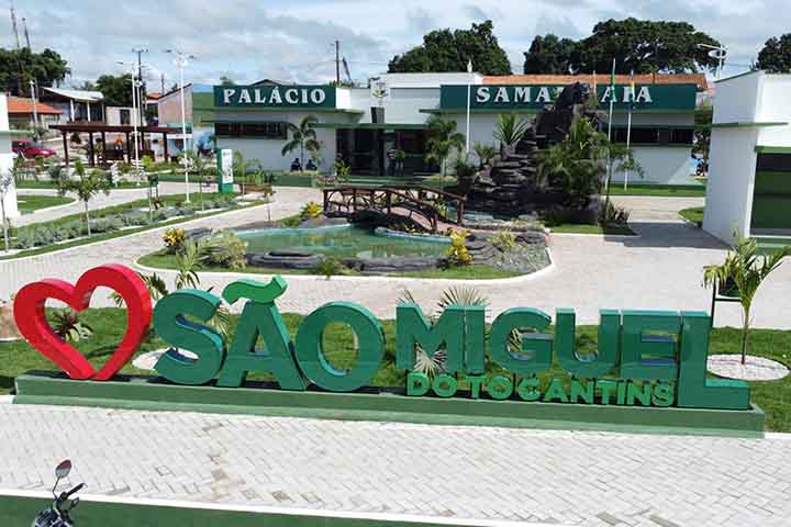 <p>São Miguel do Tocantins (Tocantins)<br />
Localizado no extremo norte do estado, às margens do rio Tocantins, possui forte religiosidade popular.<br />
Tem 1 195 km² e 12 mil habitantes, com economia voltada à pecuária, pesca e agricultura familiar.</p>
