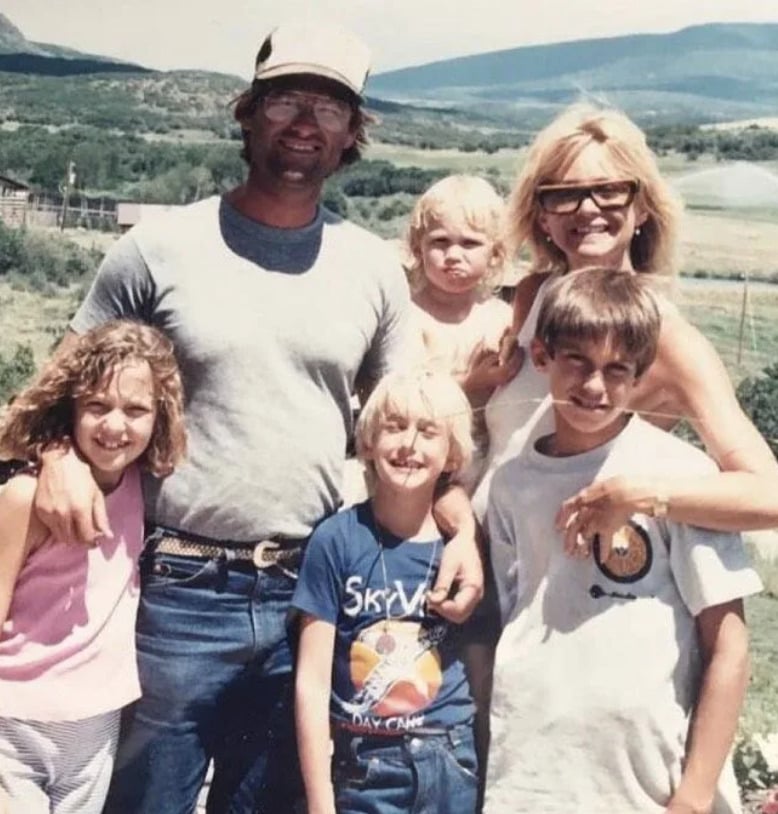 Eles tÃªm quatro filhos: Boston Russell, de Kurt com Season Hubley, ex-esposa de Russel; Oliver e Kate Hudson, de Goldie com Bill Hudson; e Wyatt Russell, filho caÃ§ula do casal.