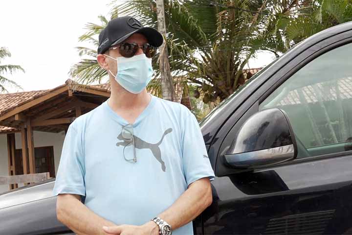 Segundo seu próprio relato, o processo envolveu até a criação de um e-mail em nome da esposa - que, segundo ele, desconhecia a farsa. 
