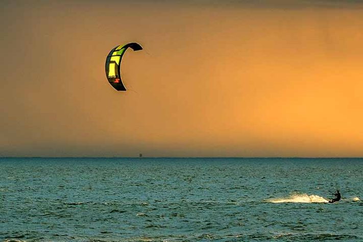 Kitesurf, kiteboarding, originalmente flysurfing,, esporte aquático -Flickr Sam Sidran