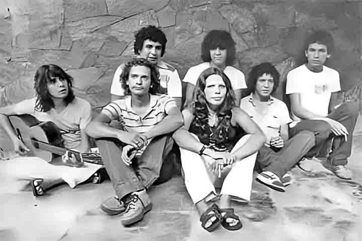 A trajetória de Lô começou ainda na juventude, quando ele se reunia com amigos nas esquinas do bairro Santa Tereza, em Belo Horizonte, para tocar, cantar e conversar sobre música. 
