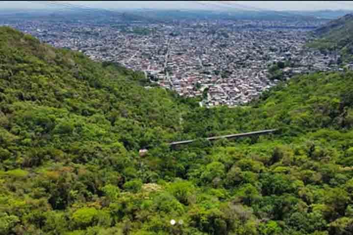 No Mirante do Caeté, é possível avistar a Pedra do Pontal, a Praia da Macumba, no Recreio dos Bandeirantes, a Barra da Tijuca, além da Pedra da Gávea e boa parte da Floresta da Tijuca ao fundo.