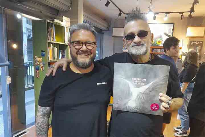 A sua participação na Muzak sempre gera repercussão e curiosidade de quem conhece seu estilo crítico. Em texto no seu site oficial, ele avisa: “Todo crítico é um músico frustrado”? Não posso responder por meus colegas de profissão, mas… Eu? Jamais!
