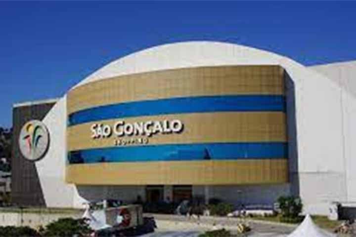 No momento, o local possui dois grandes shoppings, importantes polos comerciais: São Gonçalo, na beira da Manilha, e o Partage, localizado no centro da cidade.