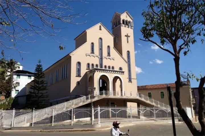 <p>São Miguel do Anta (Minas Gerais)<br />
Pequeno município da Zona da Mata mineira, mantém tradição católica e festejos em honra ao arcanjo.<br />
Possui área de 106 km² e cerca de 7 mil habitantes, com base agrícola e atividades rurais.</p>
