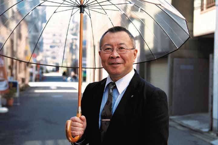 Um tipo de guarda-chuva que permite ao usuário ver o que está acontecendo ao redor é o transparente, sem perder a proteção contra a chuva.