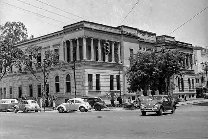 A bandeira de Niterói exibe as datas 1573, 1819 e 1835 porque elas representam momentos-chave na história da cidade, cada um associado a uma interpretação diferente de sua 