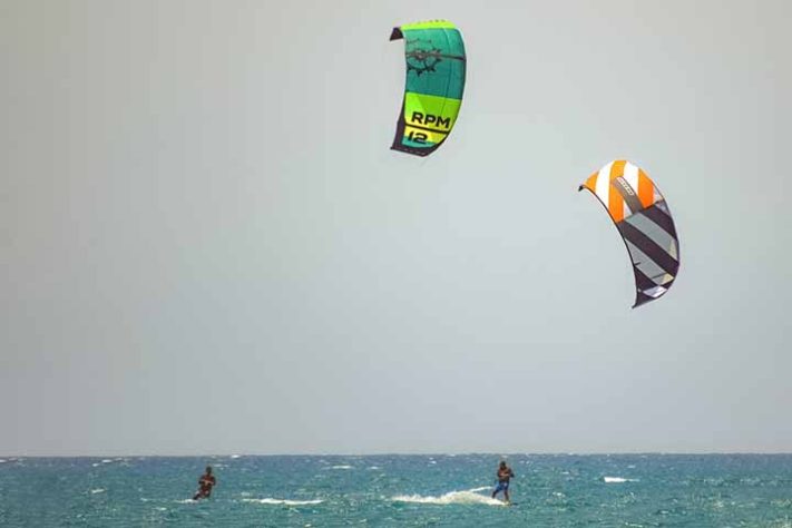 Kitesurf, kiteboarding, originalmente flysurfing,, esporte aquático -Imagem de Dimitris Vetsikas por Pixabay