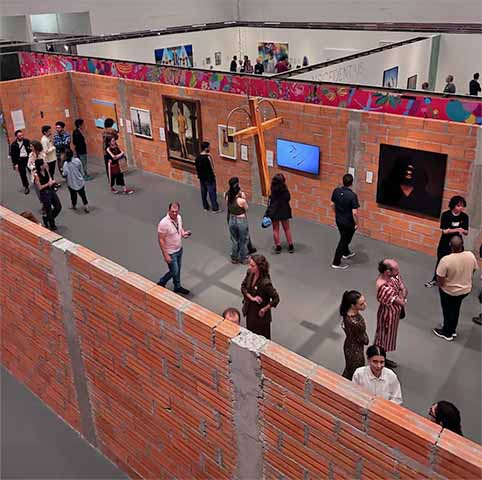 O projeto museográfico - idealizado por Bardi e, posteriormente, em diálogo com a arquiteta Lina Bo Bardi - adotou soluções inovadoras, como a suspensão de telas por tirantes de vidro, eliminando paredes convencionais e sugerindo liberdade para o olhar e circulação. 
