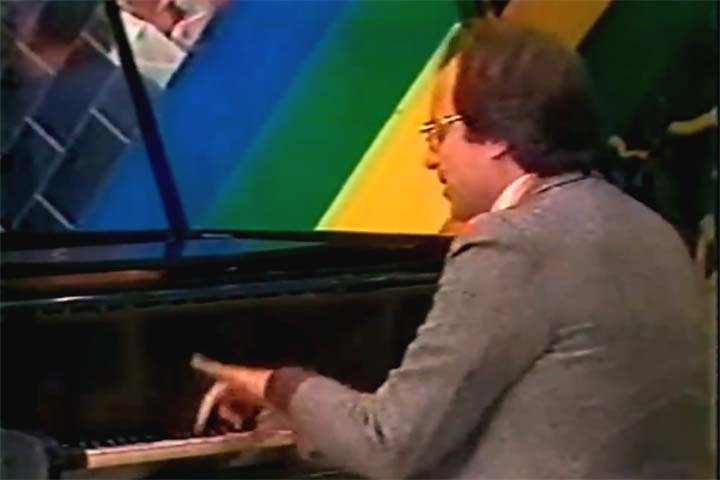 Aos 20 anos, estreou no Carnegie Hall, em Nova York, com o patrocínio da primeira-dama dos Estados Unidos Eleanor Roosevelt, e passou a se apresentar com grandes orquestras americanas. 
