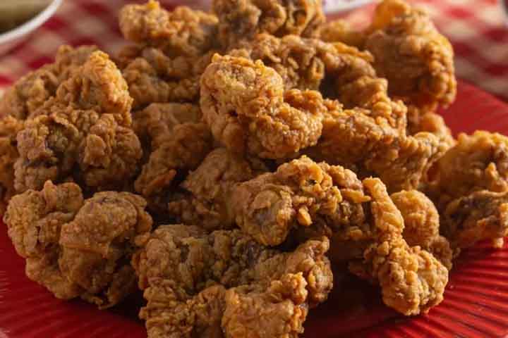 Com a ressalva de que é preciso evitar exageros que possam elevar problemas relacionados ao colesterol ou ao teor de sódio, a depender dos temperos.
