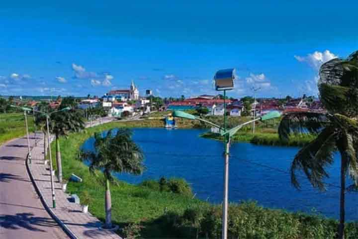 <p>São Miguel de Taipu (Paraíba)<br />
Situado na microrregião de Sapé, no leste paraibano, é conhecido por sua fé e eventos religiosos.<br />
Tem área de 130 km² e população em torno de 6 mil habitantes, com economia agrícola e de pequeno comércio.</p>
