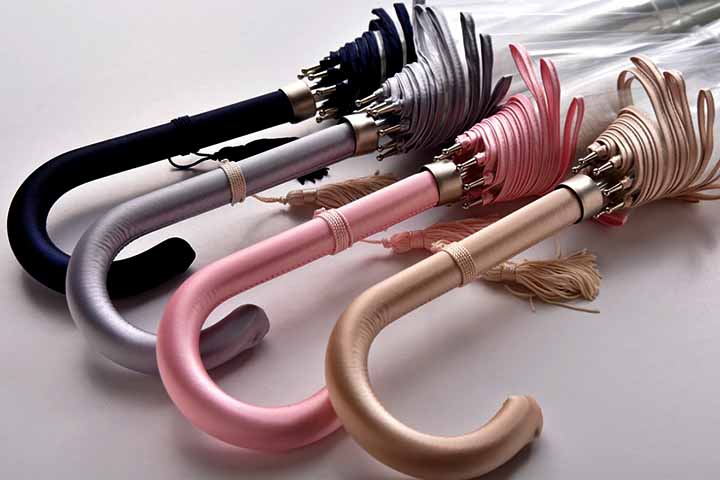 Os guarda-chuvas chegaram à Grécia e à Itália através das rotas comerciais, mas eram vistos, inicialmente, como um acessório feminino.