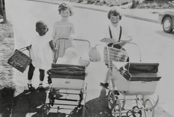 Viveu com essa família até os quatro anos, acreditando que aquela era sua mãe de fato, até ser levada de volta pelo pai.