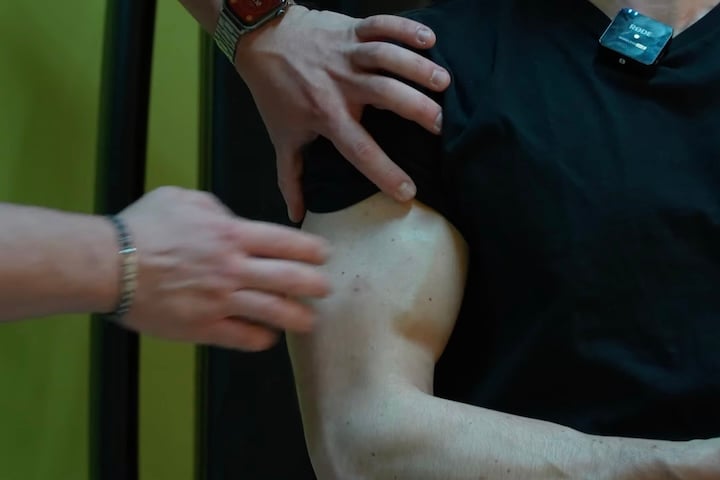 Alguns vÃ­deos do padre exibindo os mÃºsculos se exercitando com uniforme esportivo.