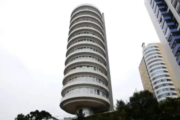 Primeiro prédio giratório do mundo construído em Curitiba está abandonado após 20 anos - Divulgação/RPC